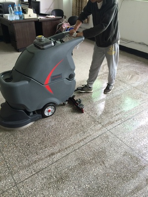 洗地機和掃地機在商場超市醫(yī)院工廠車間中的應(yīng)用